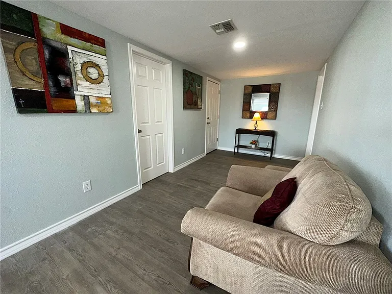 201 Volpe Cir — Photo 8
