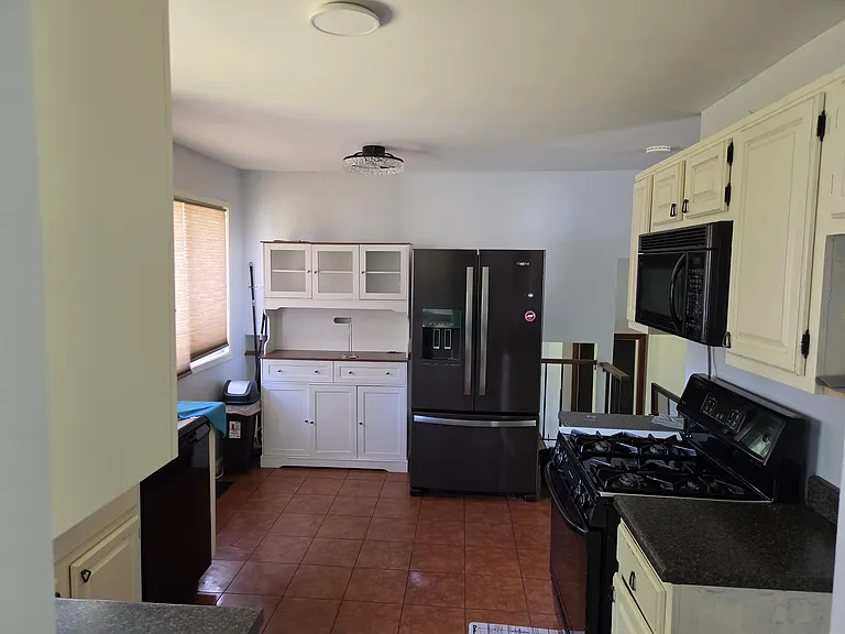 800 W Beechtree Ln — Photo 9
