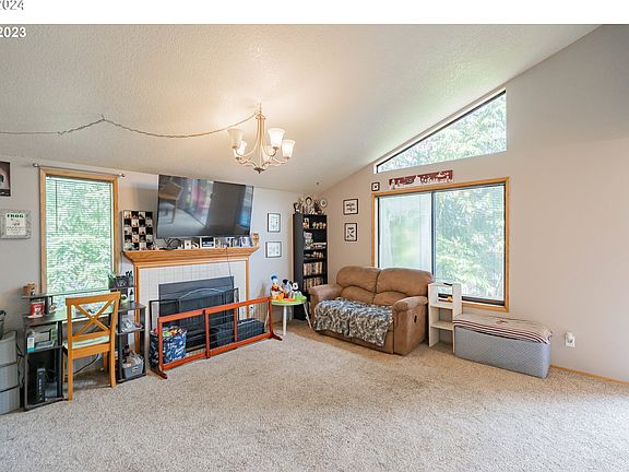 4th image of 1404 NE 72nd St APT 2