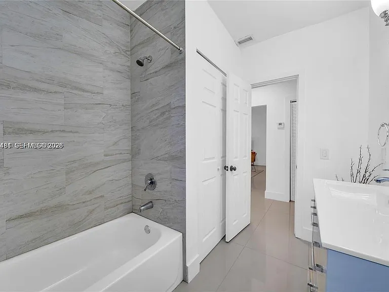555 NE 127th St — Photo 28