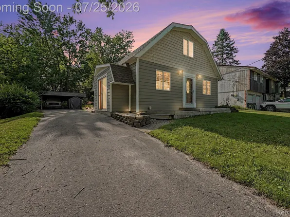 815 N Conklin Rd, Lake Orion, MI 48362