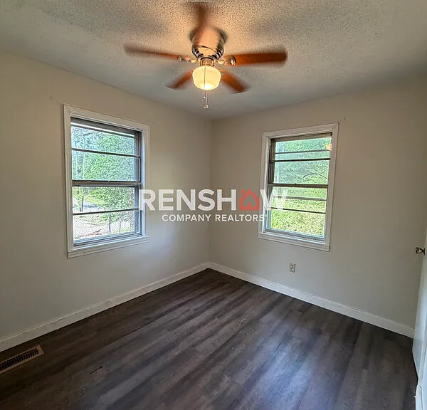 450 Bedwell St — Photo 32