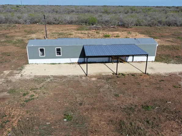 2811 COUNTY ROAD 467, Devine, TX 78016