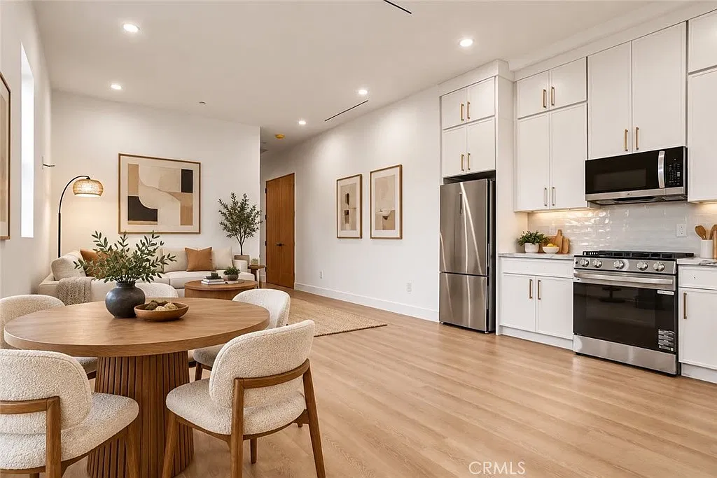 2 bed, 1000 sqft, $3,299 — Photo 2