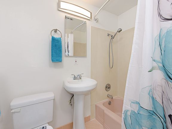 4th image of 5247 15th Ave NE APT 102