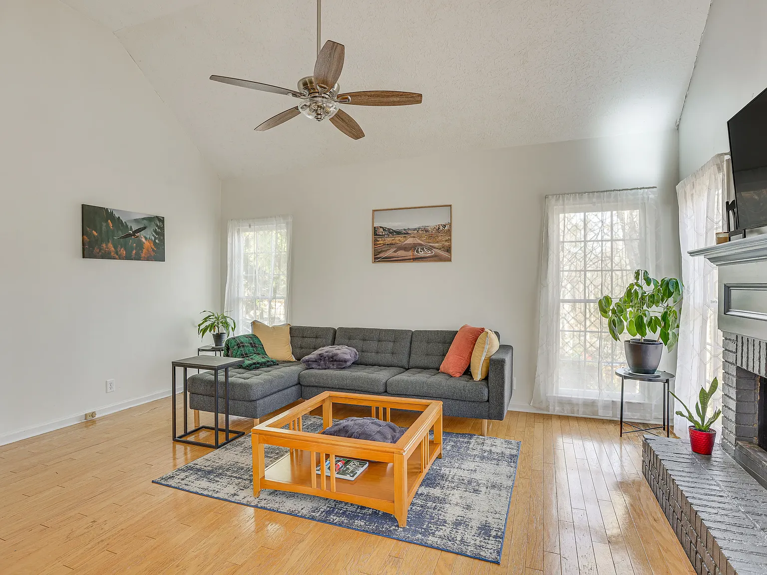 3 bed, 2.5 bath, 2022 sqft, $3,529 — Photo 3