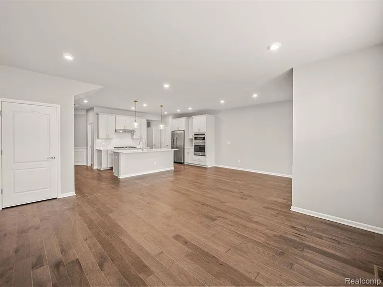 4837 Glenora Dr — Photo 13