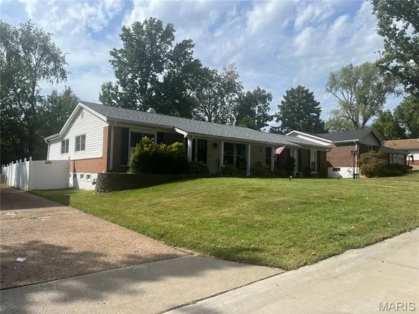 1475 Lisa Dr, Florissant, MO 63033