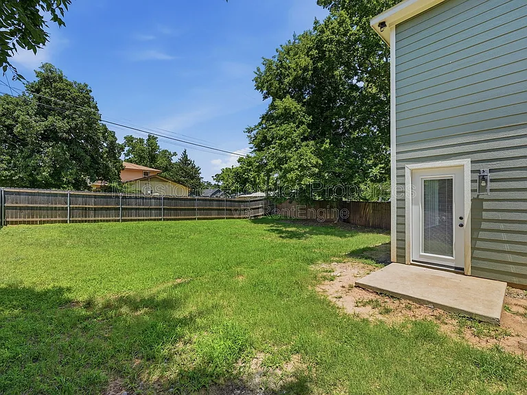 931 W Collins St — Photo 24