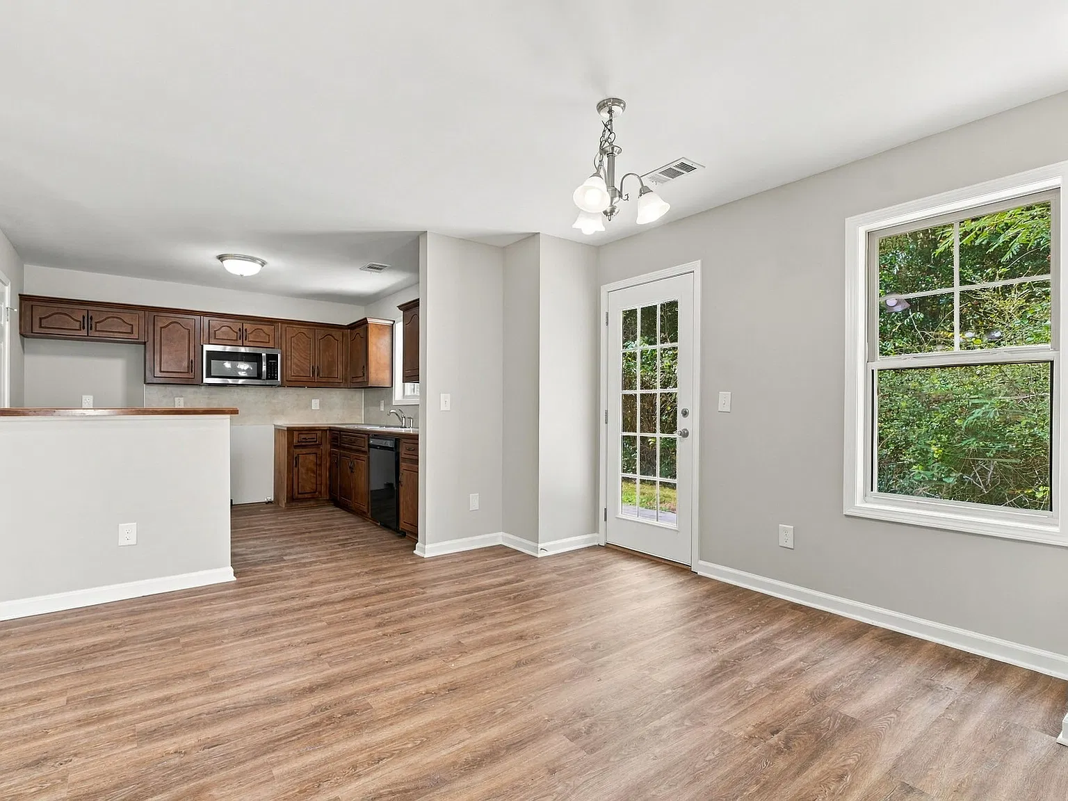121 Cypress Ct — Photo 3