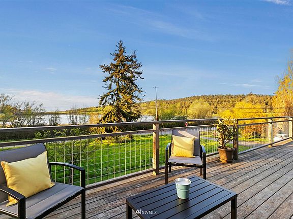 Sunsets, sunrises, Herron's flying by, Eagles in the trees... enjoy the view of the quintessential Port Townsend view. 
