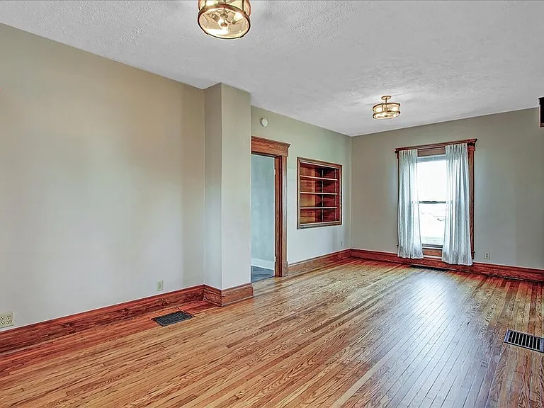 301 E Columbus St — Photo 12