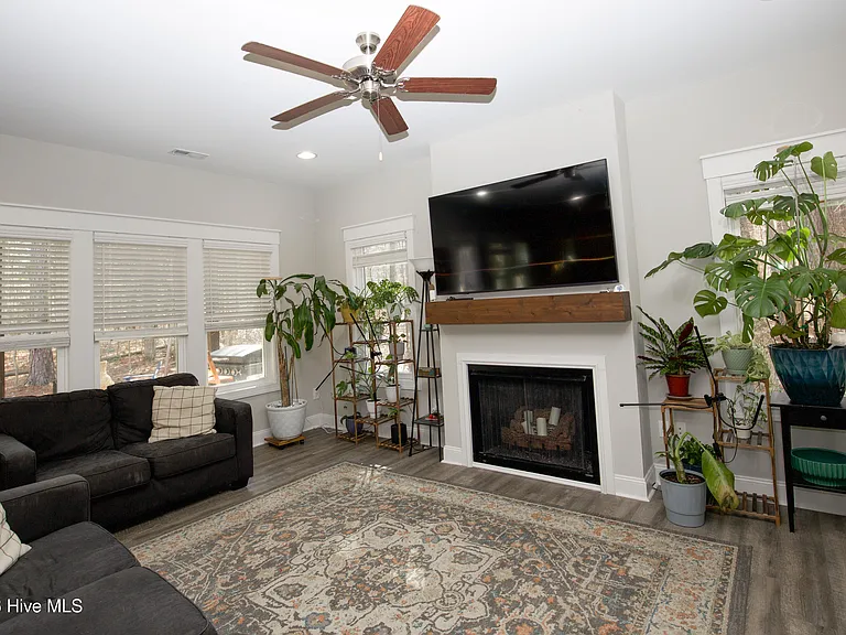 643 Lilac Ln — Photo 9
