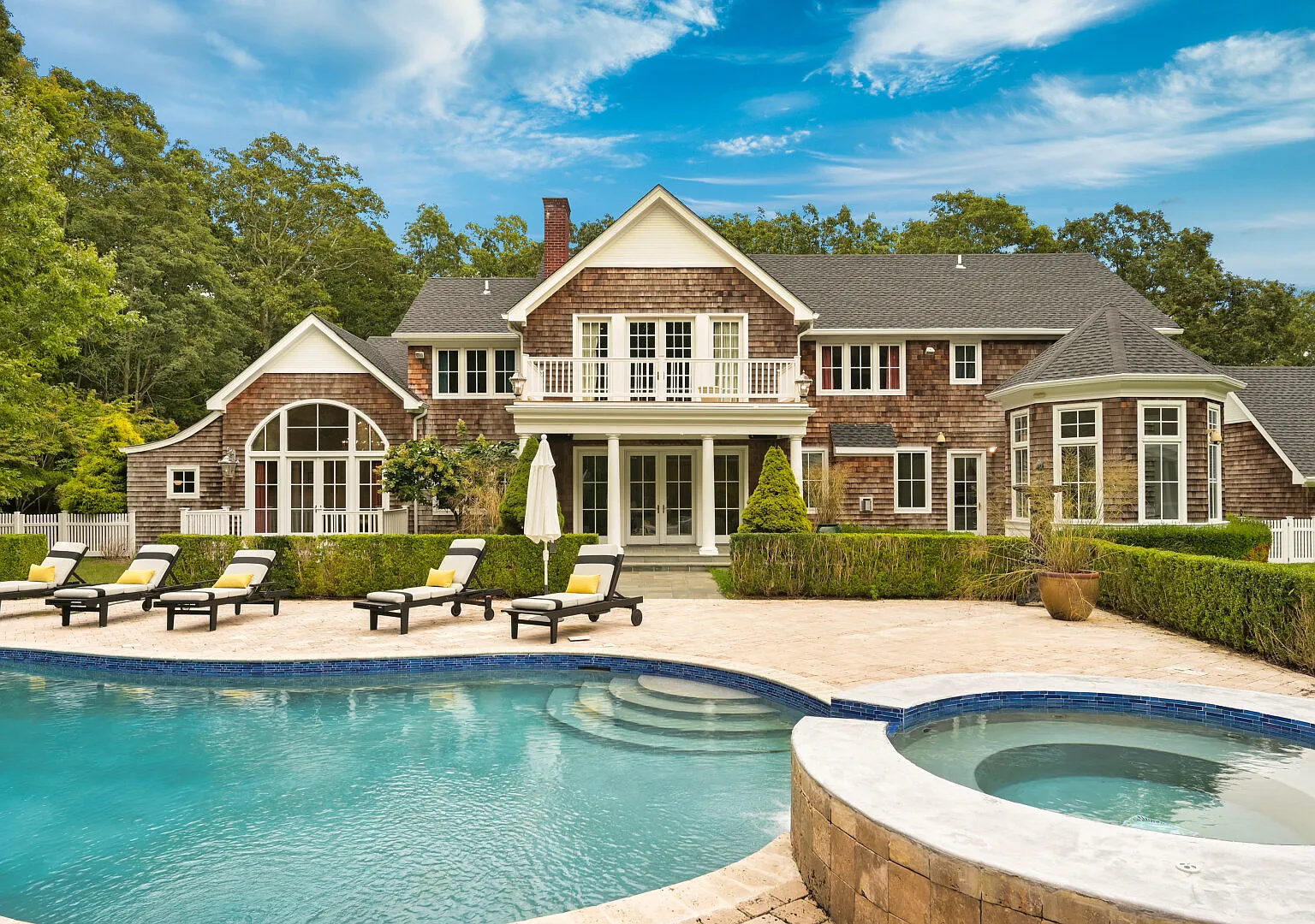 Pristine estate sited on 4 acres of land, pool pavilion with spa — Photo 1