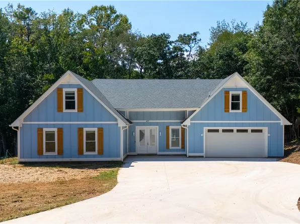 427 Lakewood Dr, Townville, SC 29689
