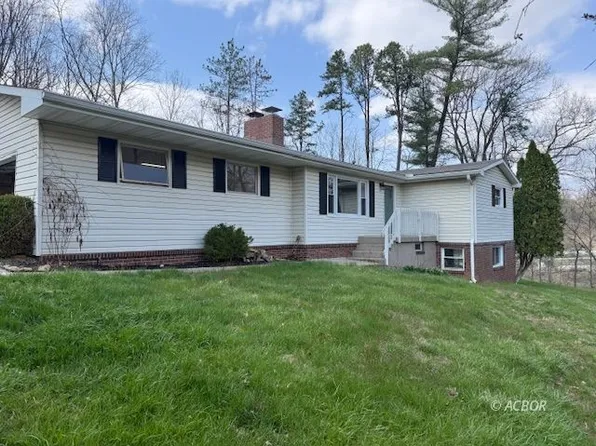 9088 Echo Ln, Athens, OH 45701