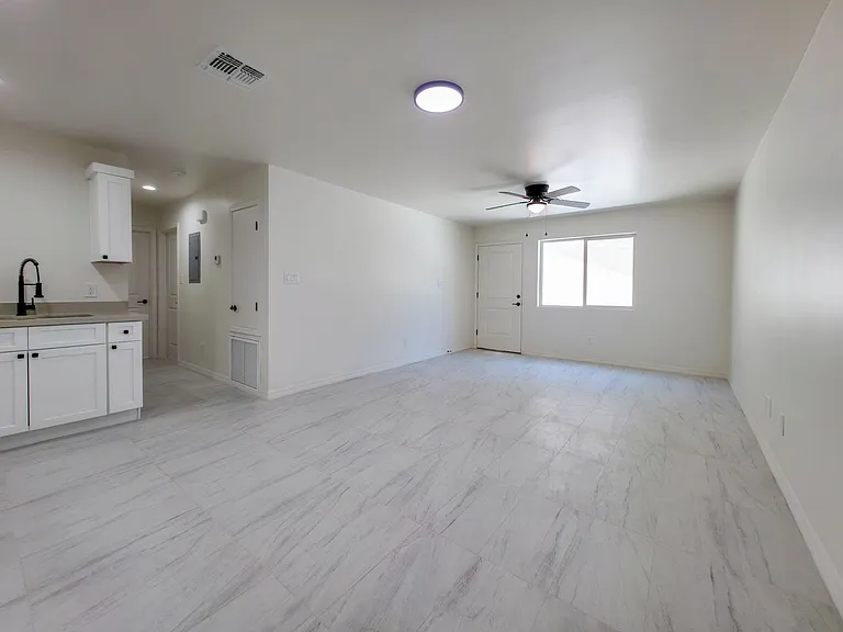 347 E George St — Photo 5
