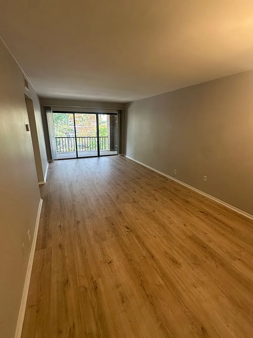 Beautifully Renovated 1-Bedroom Condo in Fountain Square — Photo 3