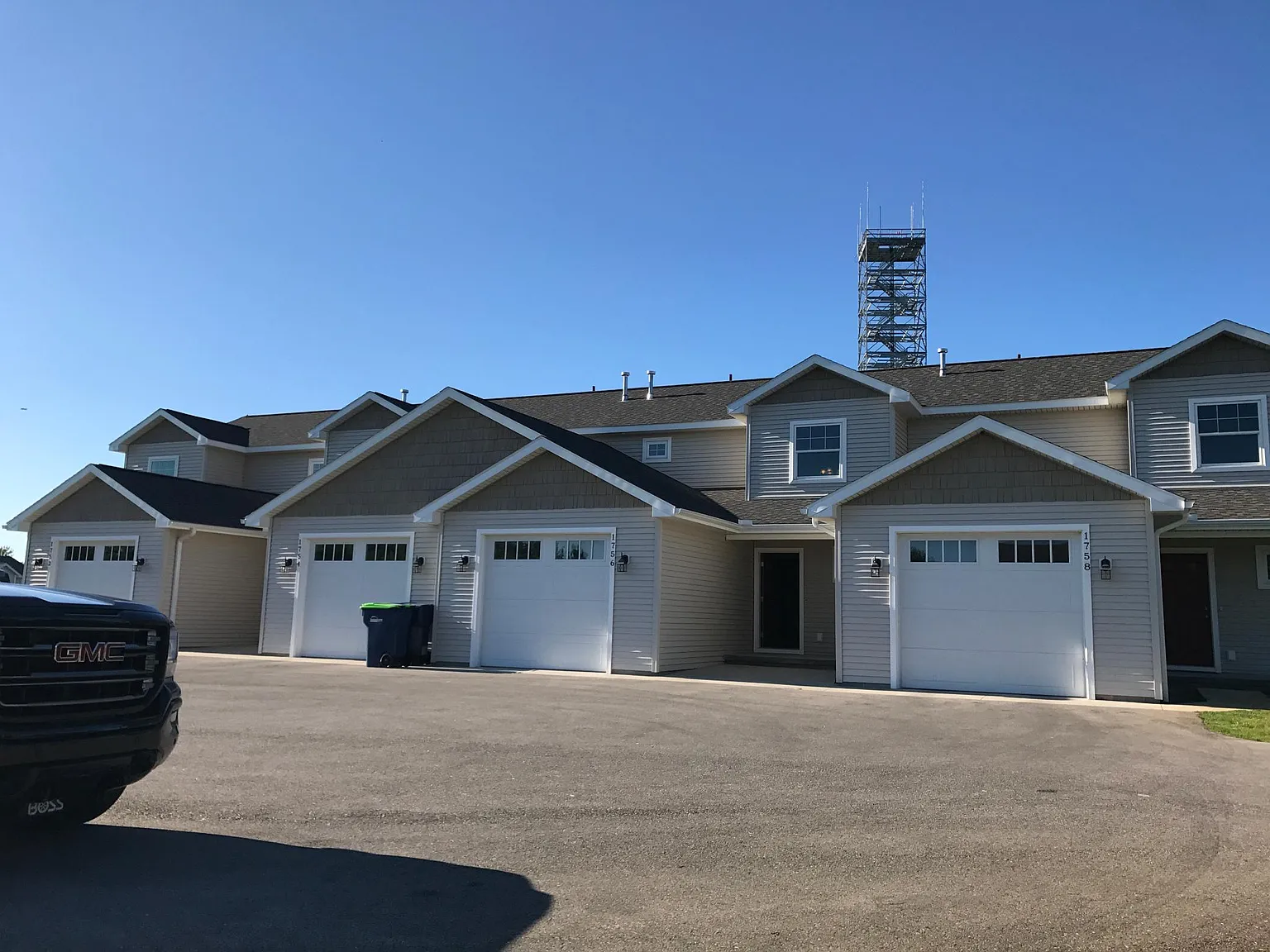3 bed, 2.5 bath, 1700 sqft, $2,000 — Photo 1