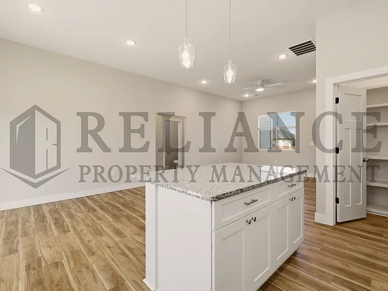 525 E Elmwood St — Photo 17