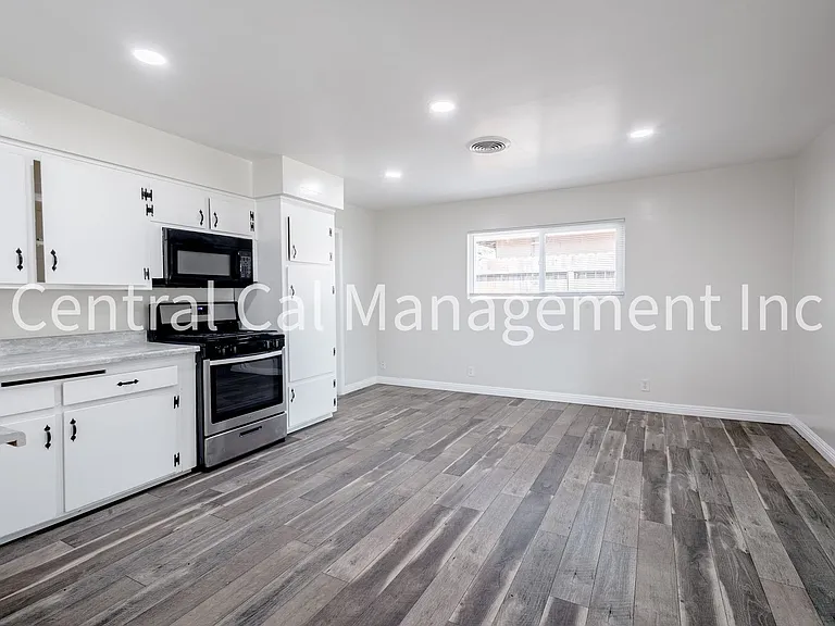 10421 Glenn St — Photo 3
