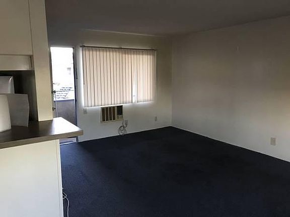 living room (opposite)
