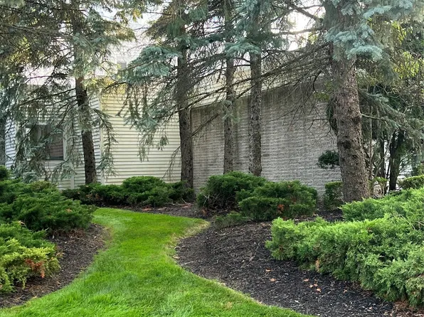 1787 Alexander Dr, Bloomfield Hills, MI 48302