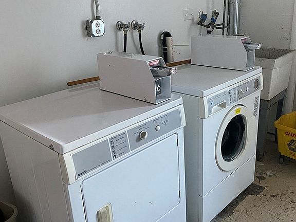 4th image of 1627 Woodbine Dr #6