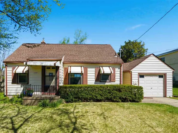1434 Oakland Rd NE, Cedar Rapids, IA 52402