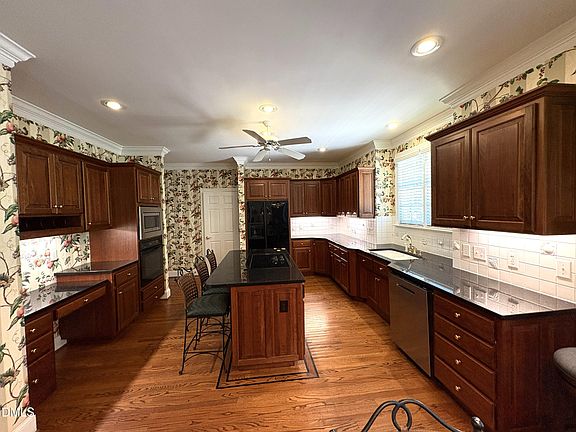 3rd image of 306 Lakeside Cir