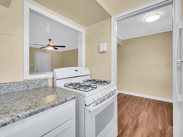 Colonial Court Apartments — Photo 3