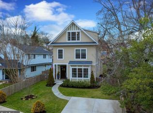 6828 Custis Pkwy, Falls Church, VA 22042