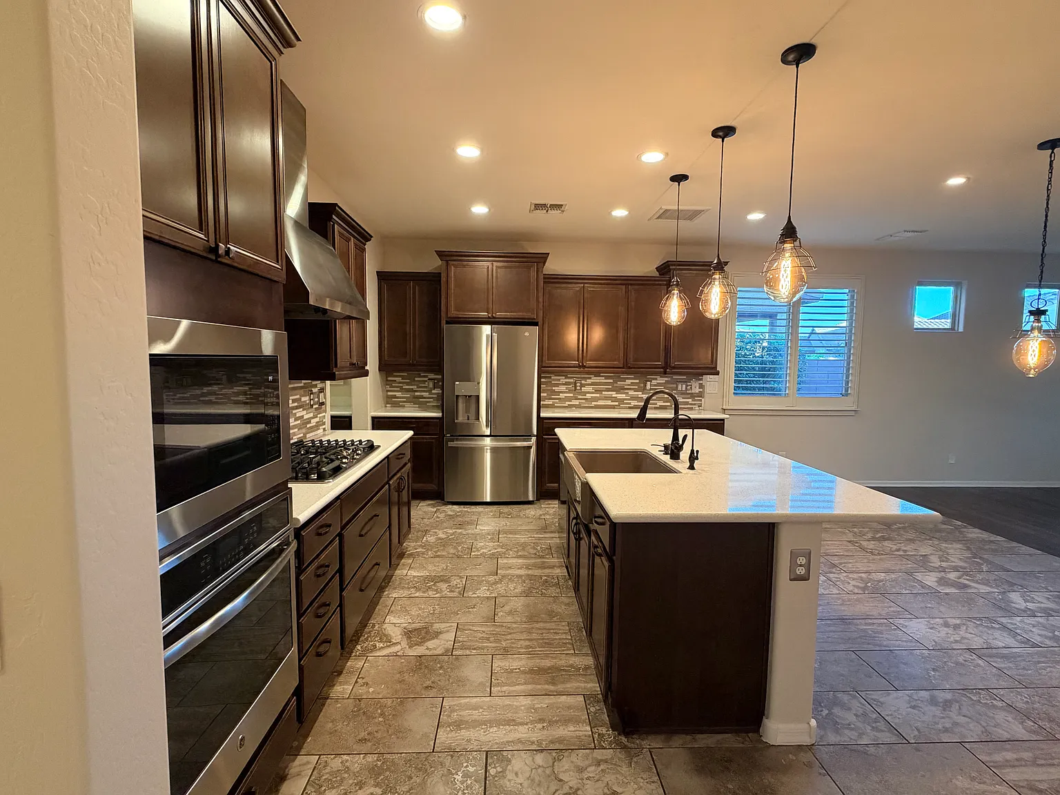 4 bed, 2.5 bath, 2331 sqft, $2,500 — Photo 3