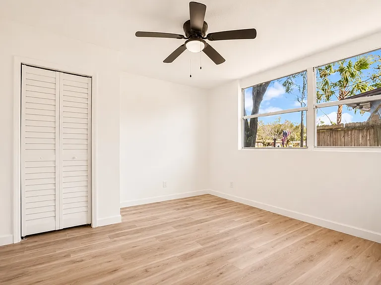 5252 Santa Monica Blvd N — Photo 6