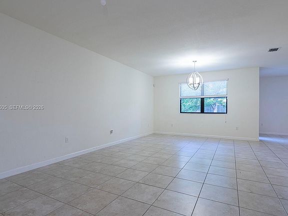 3rd image of 516 SE 35th Ter
