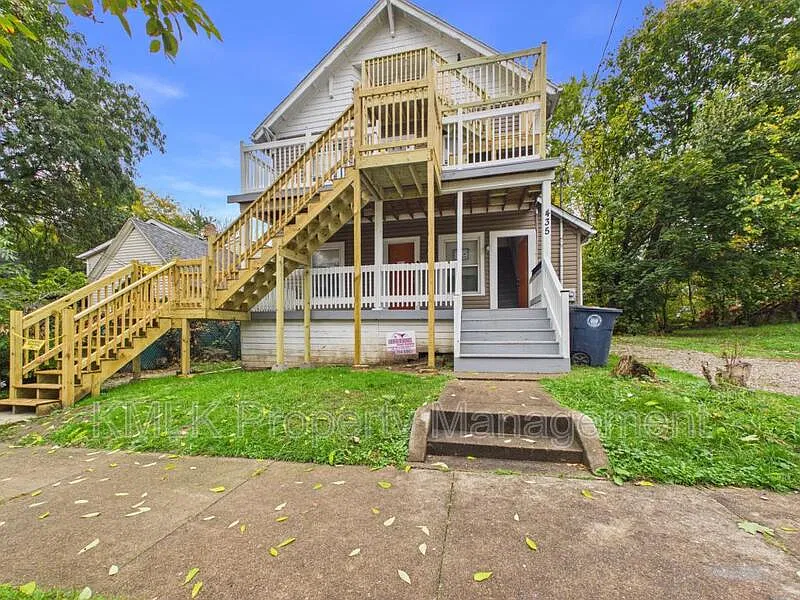 2 bed, 1.0 bath, $925 — Photo 1