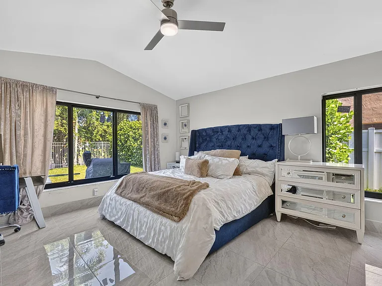 912 NW 132nd Ave — Photo 33