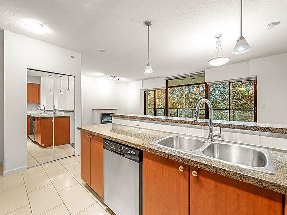 4th image of 11 E Royal Ave #402