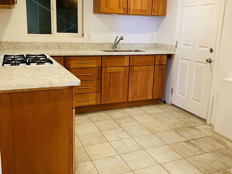 2nd image of 499 Steiner St #1