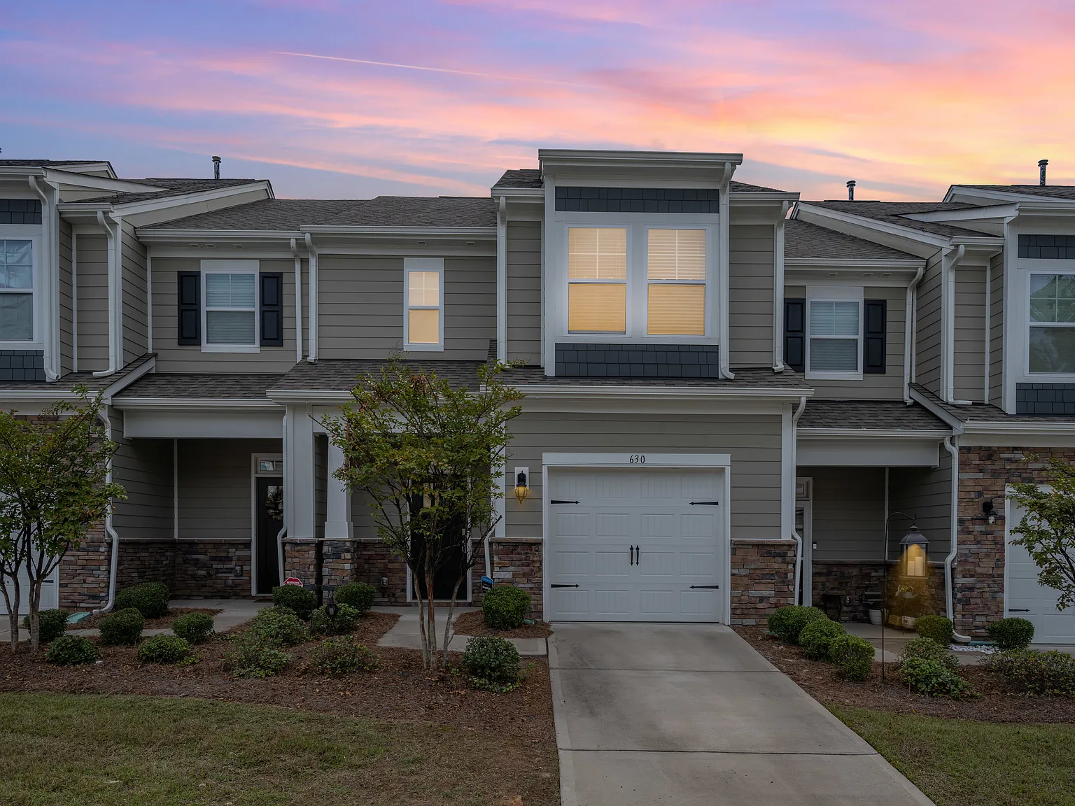 3 bed, 2.5 bath, 1577 sqft, $2,195 — Photo 2