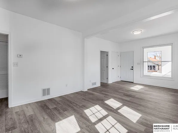 1211 Arbor St, Omaha, NE 68108