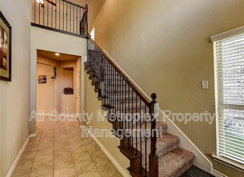 3 bed, 2.5 bath, 2223 sqft, $2,650 — Photo 2