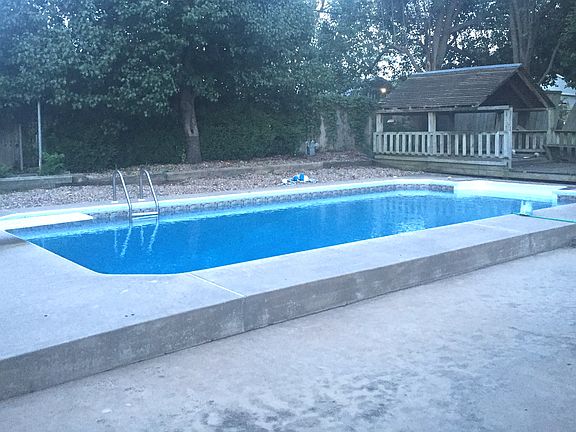 Pool with diving board 