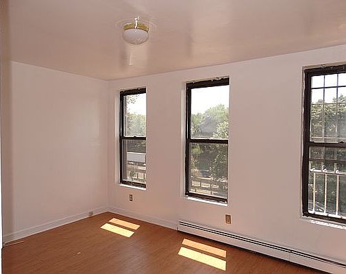 3rd image of 457 18th St #3