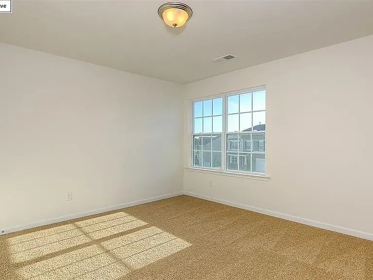 418 Grantham Ln — Photo 17