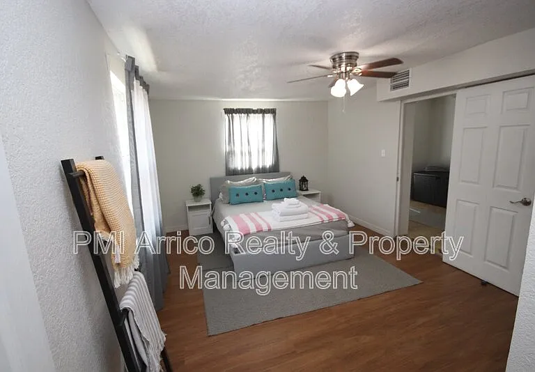 1918 W Walnut St — Photo 22