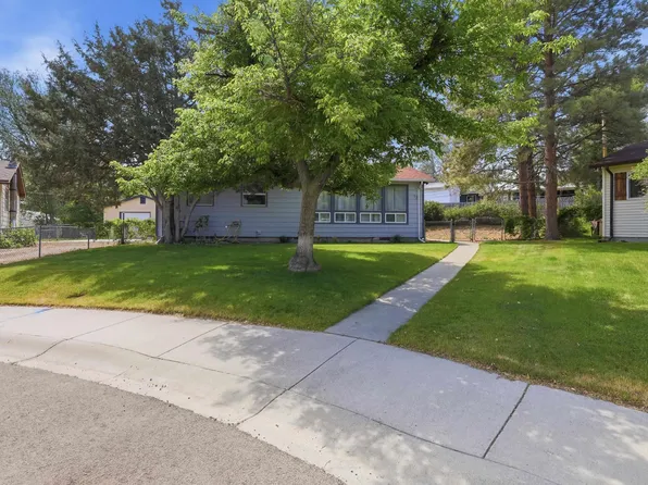 12 Frontier Ct, Glenrock, WY 82637