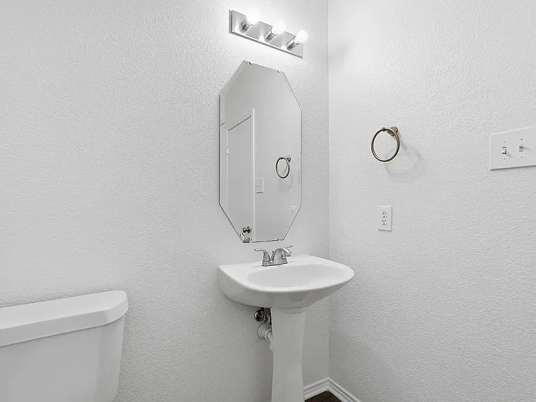725 Parkford Ln — Photo 4