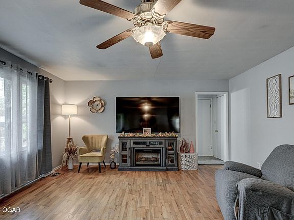 4th image of 719 Terrace Pl