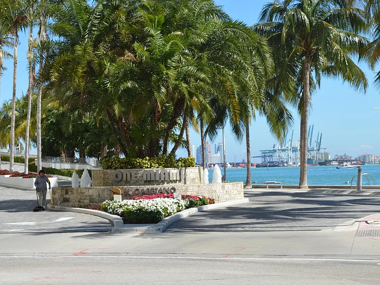 325 Biscayne Blvd #4122 — Photo 1
